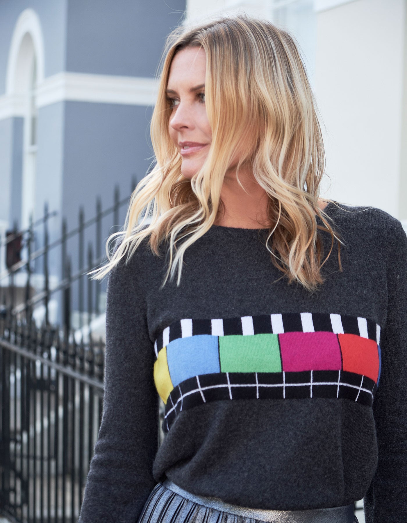 A model on a London street in womens cashmere, the malin darlin Test Bild charcoal cashmere jumper.