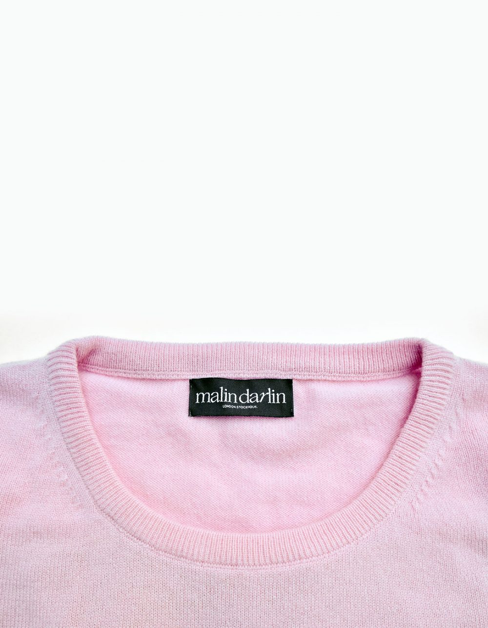 Collar and label detail of the Little Darlin pink kids cashmere jumper.